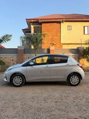Toyota Vitz 1.3 AWD 5dr 2017 Gray