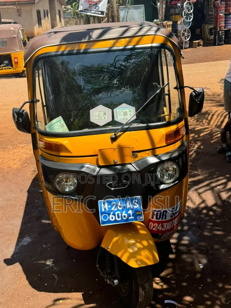TVS Apache 160 4V 2025 Yellow