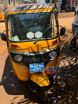 TVS Apache 160 4V 2025 Yellow