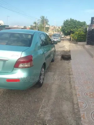 Toyota Yaris Base Sedan 4dr 2010 Green