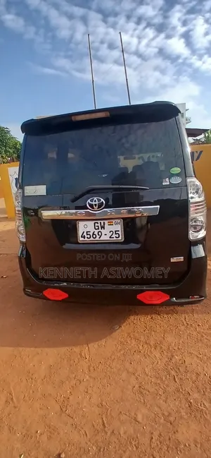 Toyota Voxy X 4WD 8-Seater 2012 Black