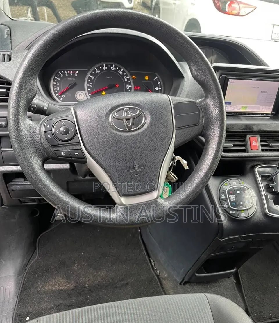 Toyota Voxy 2017 White