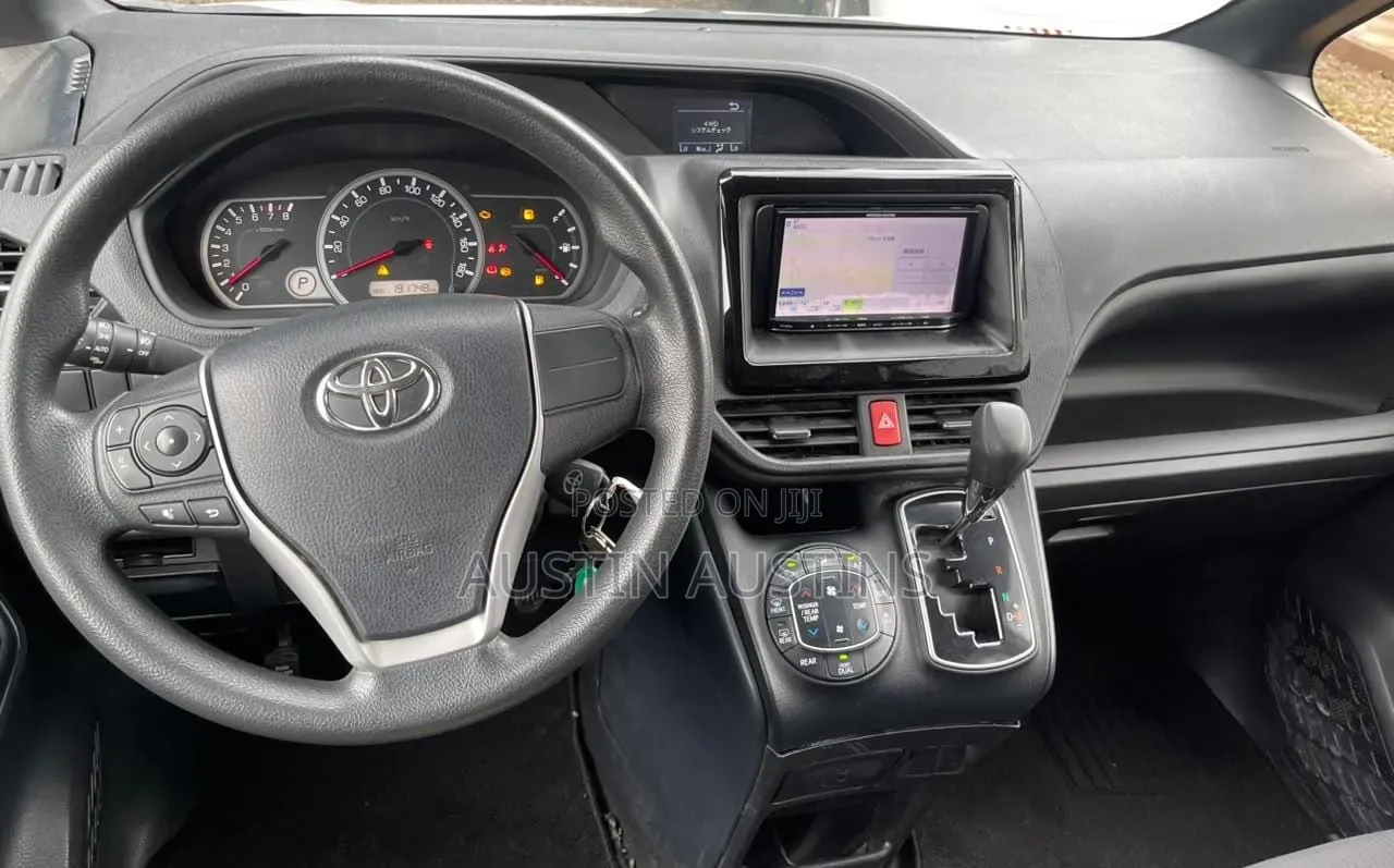 Toyota Voxy 2017 White