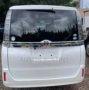 Toyota Voxy 2017 White