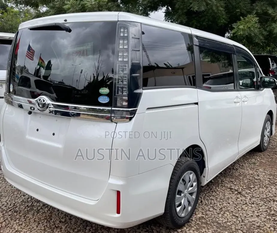 Toyota Voxy 2017 White