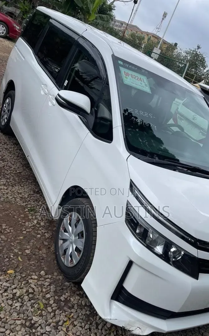 Toyota Voxy 2017 White