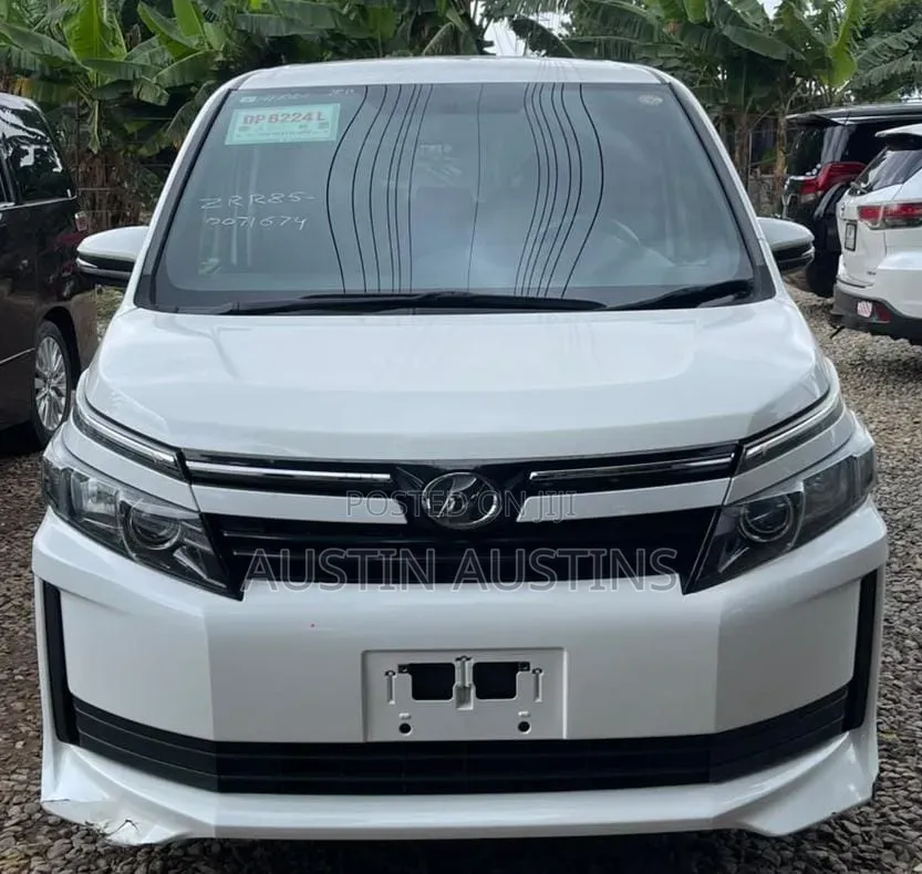 Toyota Voxy 2017 White