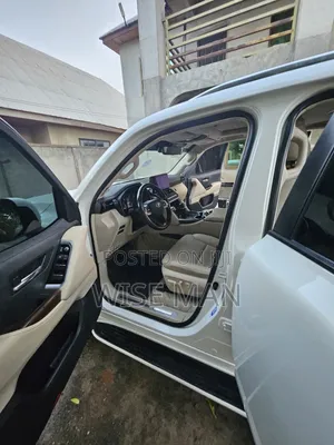 Toyota Land Cruiser LC300 2023 White