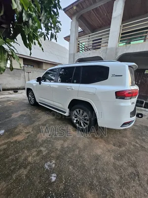 Toyota Land Cruiser LC300 2023 White
