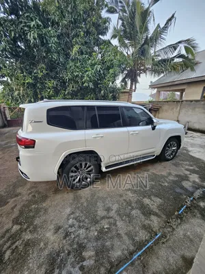 Toyota Land Cruiser LC300 2023 White