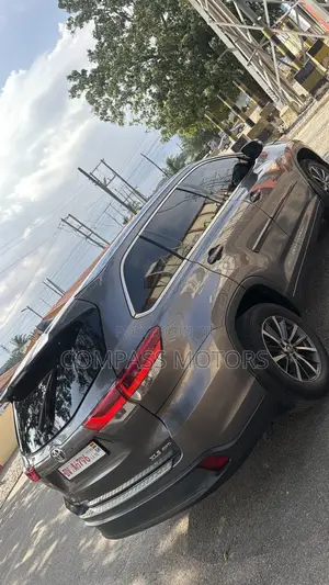 Toyota Highlander XLE 4x4 V6 (3.5L 6cyl 8A) 2018 Gray