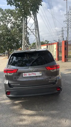 Toyota Highlander XLE 4x4 V6 (3.5L 6cyl 8A) 2018 Gray