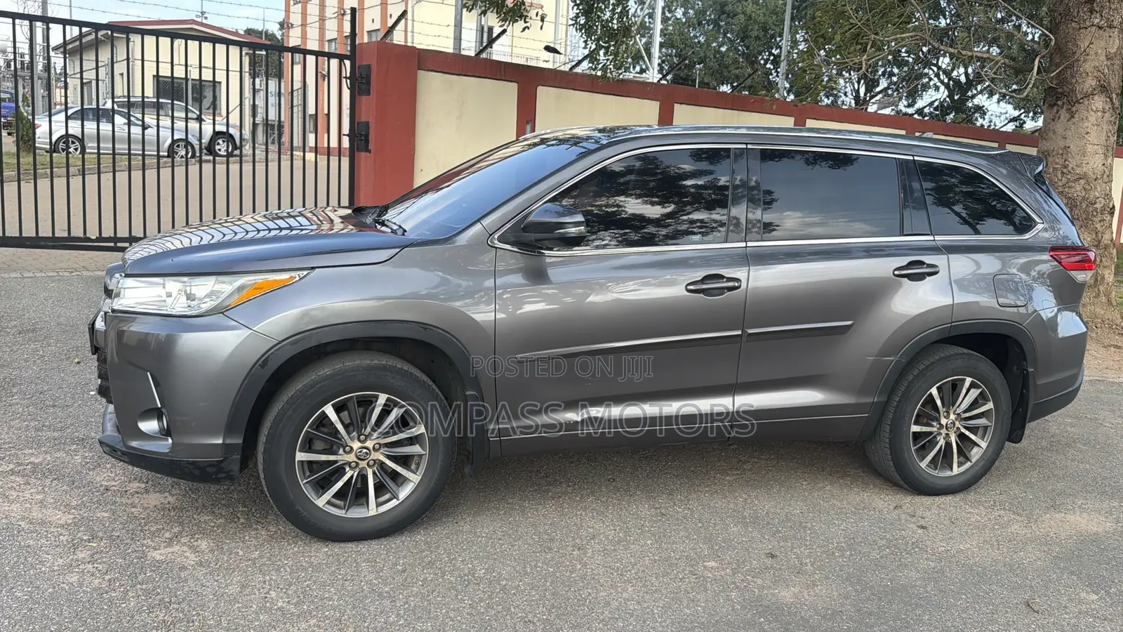 Toyota Highlander XLE 4x4 V6 (3.5L 6cyl 8A) 2018 Gray