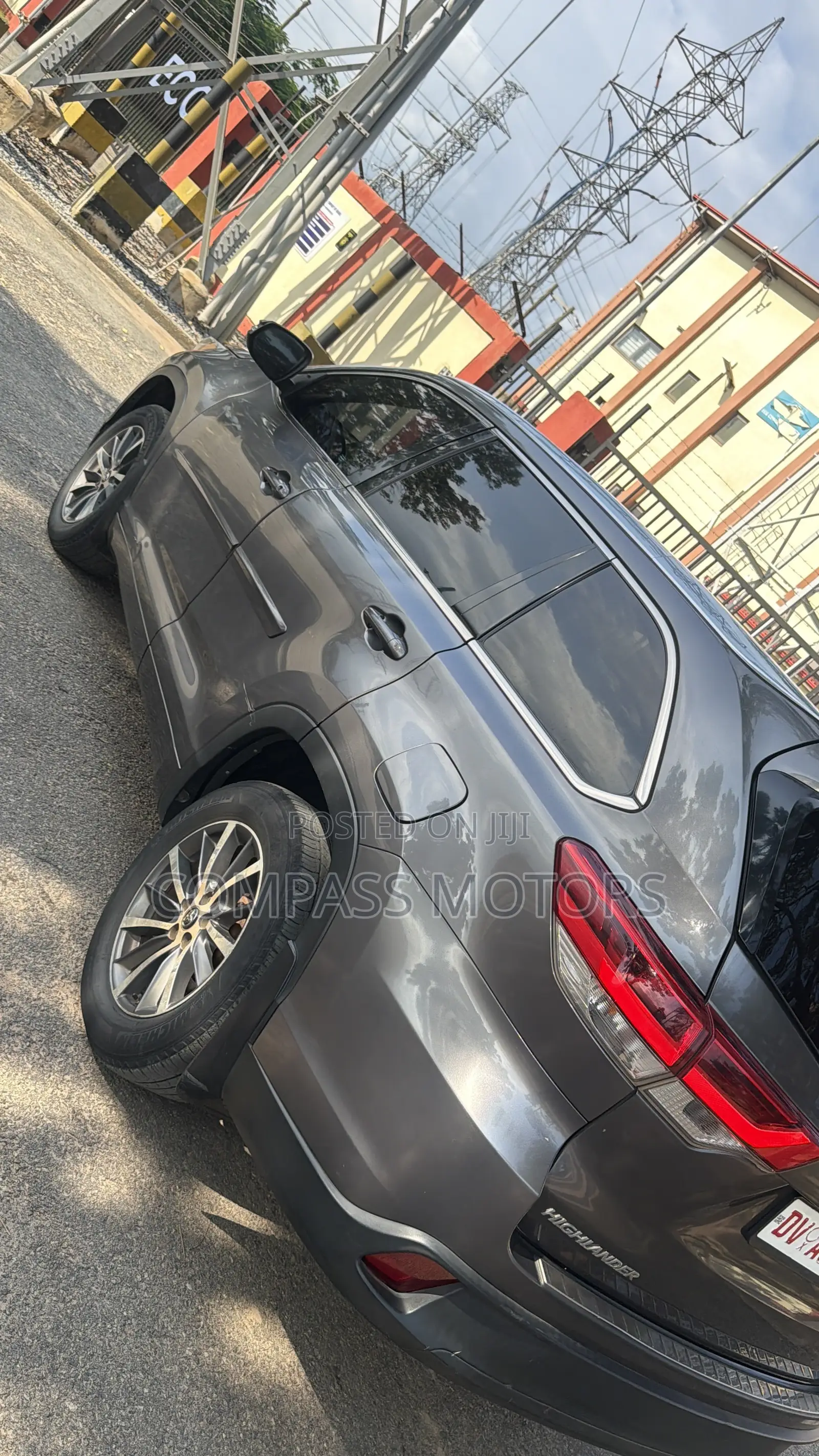 Toyota Highlander XLE 4x4 V6 (3.5L 6cyl 8A) 2018 Gray