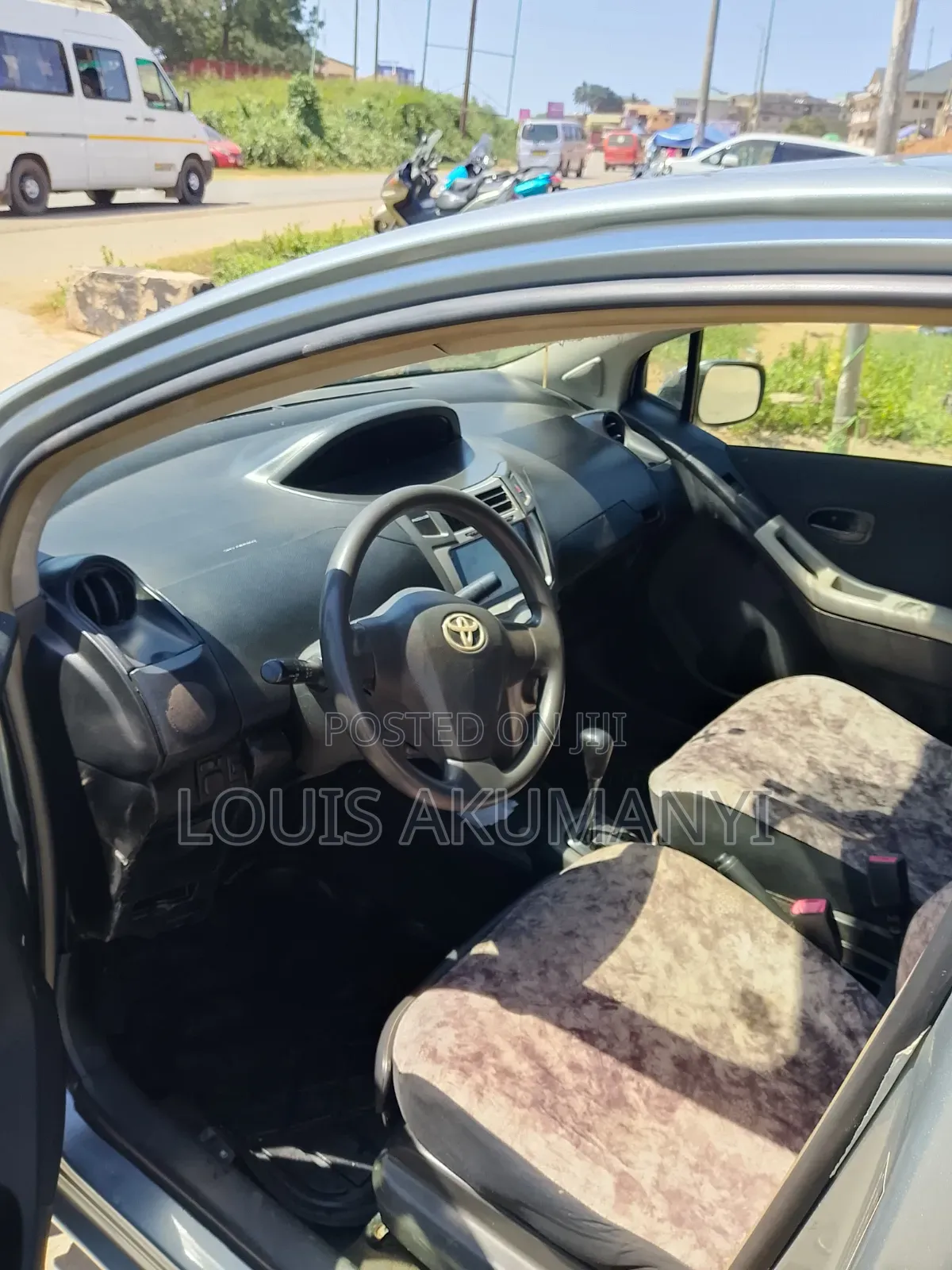 Toyota Vitz 2010 Silver
