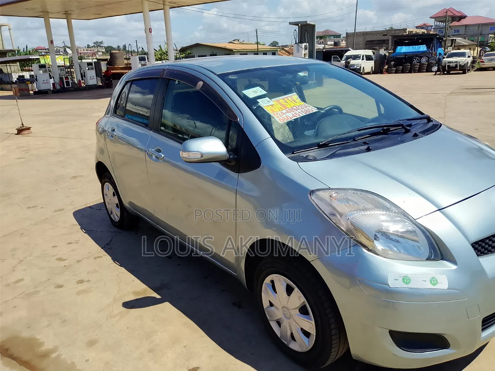 Toyota Vitz 2010 Silver
