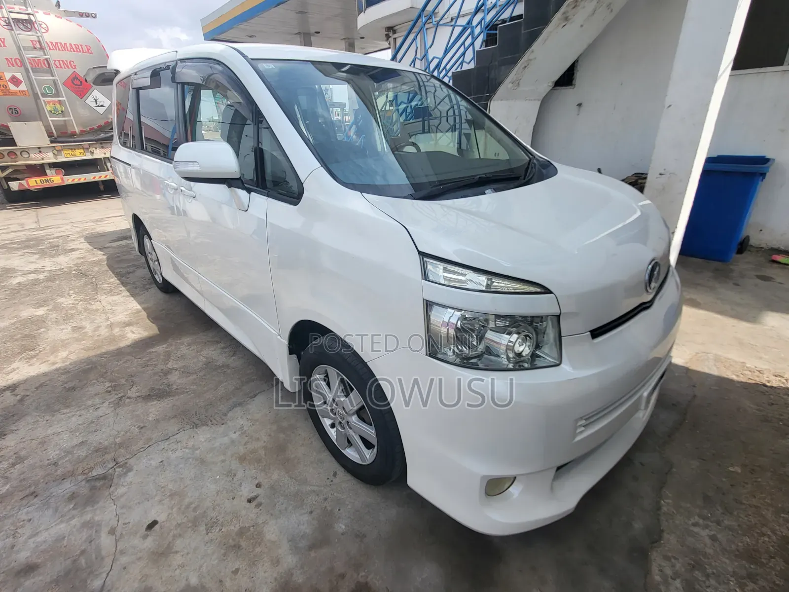 Toyota Voxy Z 2WD 8-Seater 2010 White