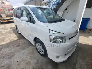 Toyota Voxy Z 2WD 8-Seater 2010 White