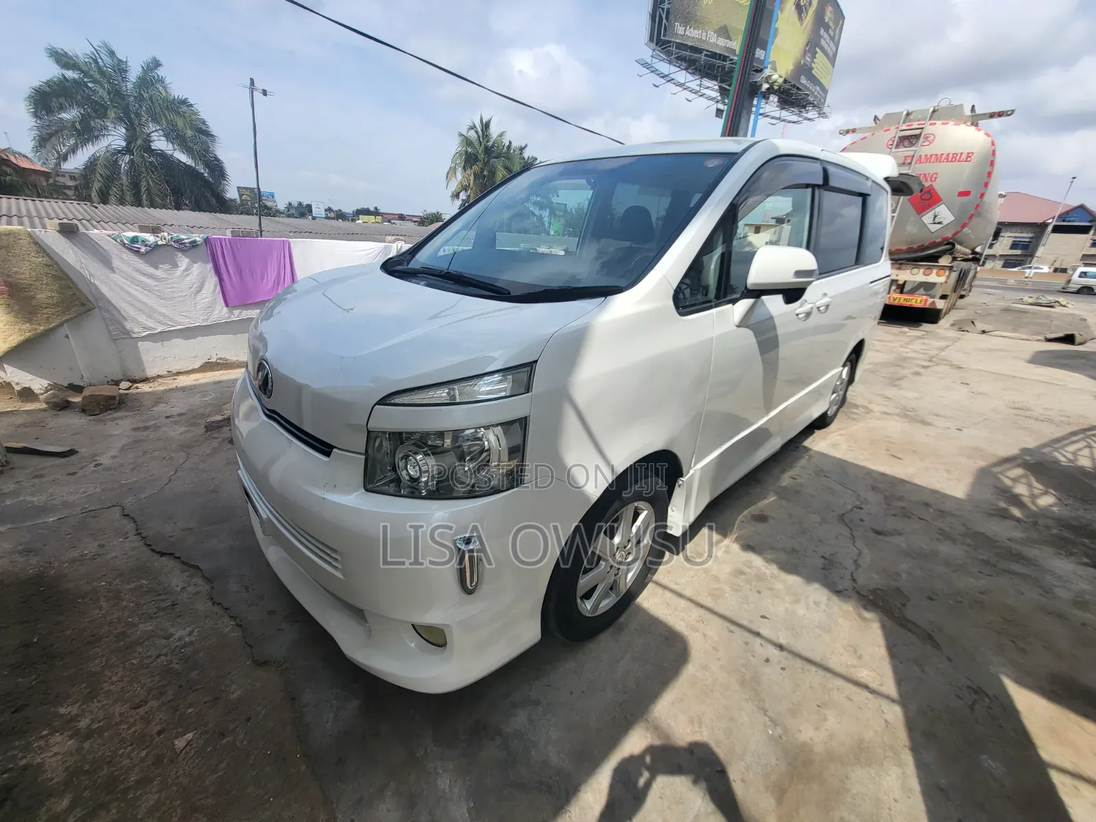 Toyota Voxy Z 2WD 8-Seater 2010 White