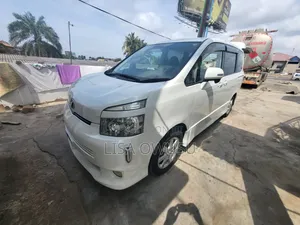 Toyota Voxy Z 2WD 8-Seater 2010 White