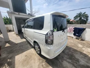 Toyota Voxy Z 2WD 8-Seater 2010 White
