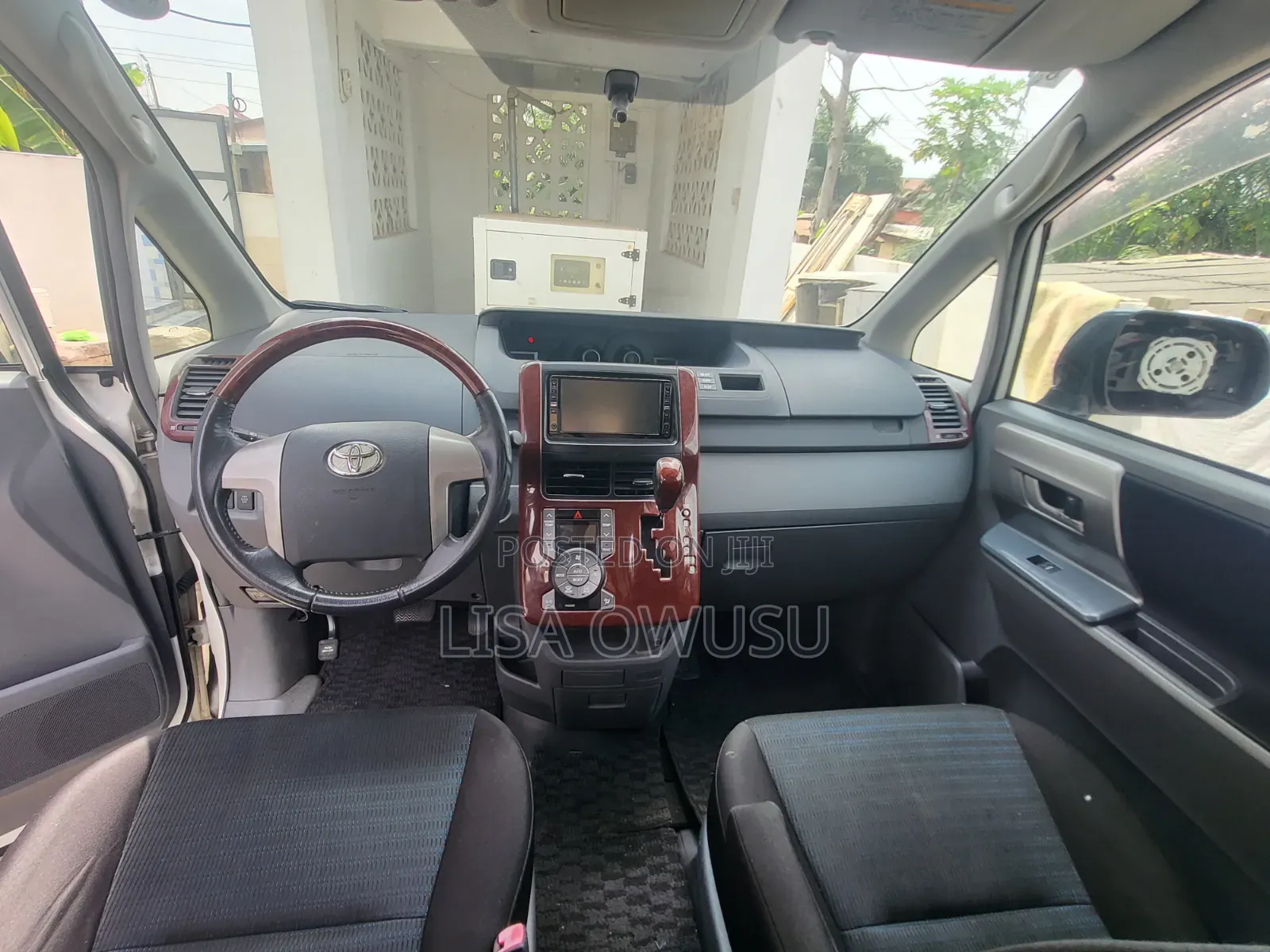 Toyota Voxy Z 2WD 8-Seater 2010 White
