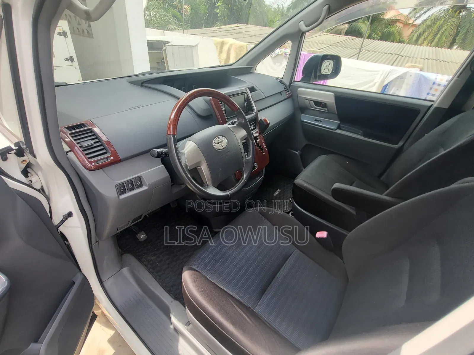 Toyota Voxy Z 2WD 8-Seater 2010 White