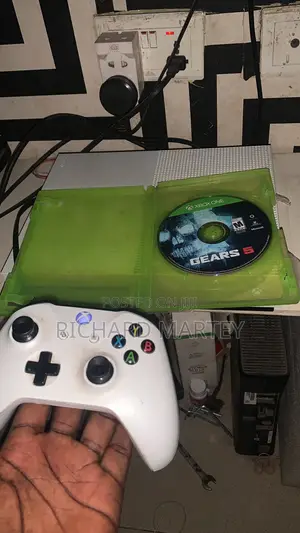 Xbox One S 1TB White - 2 Controllers + FC 26 & Mortal Kombat