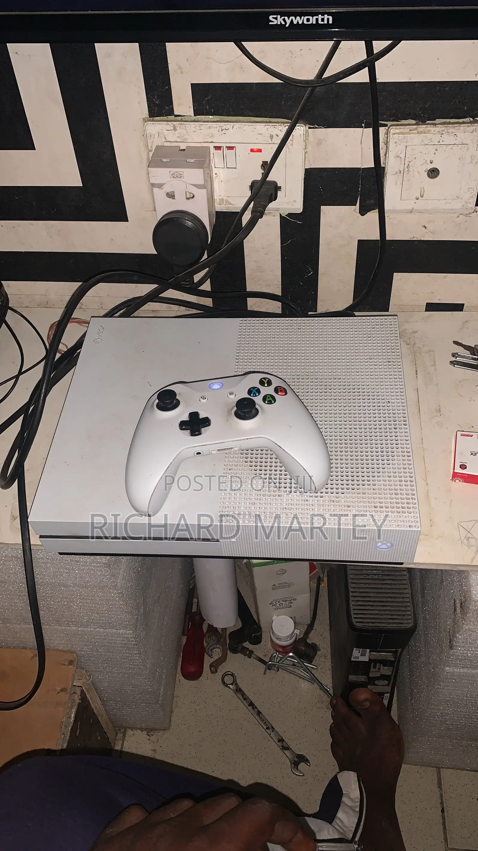 Xbox One S 1TB White - 2 Controllers + FC 26 & Mortal Kombat