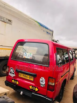 Nissan Caravan (Urvan) 1989 Red