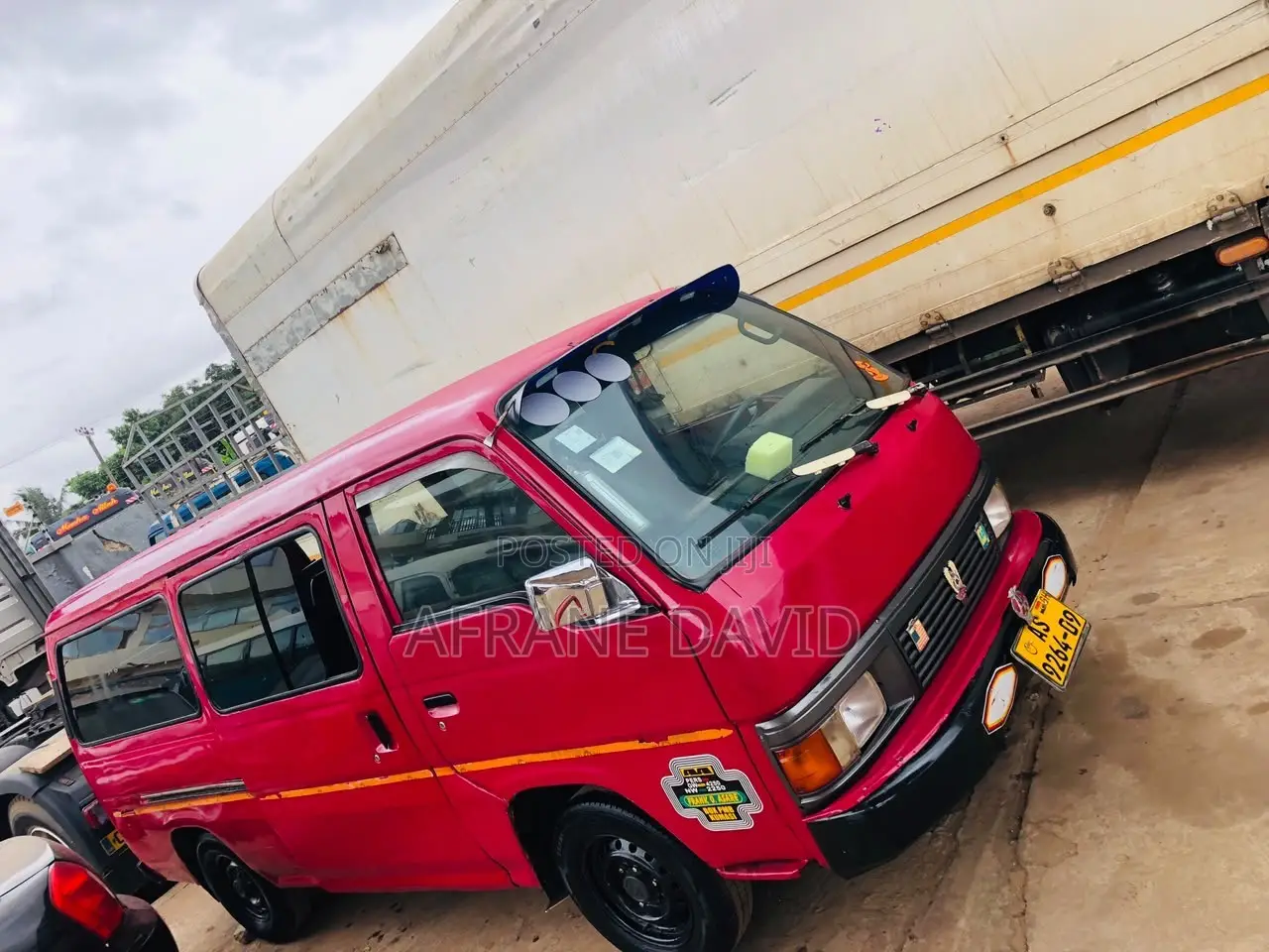 Nissan Caravan (Urvan) 1989 Red