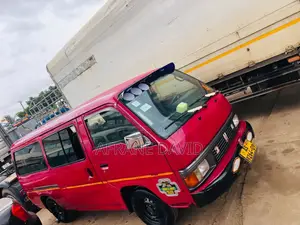 Nissan Caravan (Urvan) 1989 Red