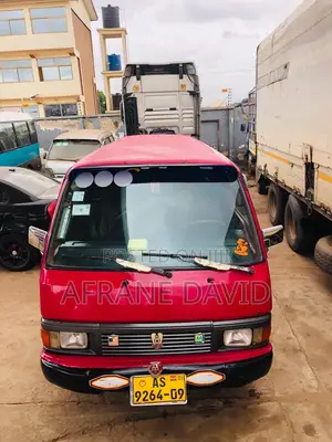 Nissan Caravan (Urvan) 1989 Red