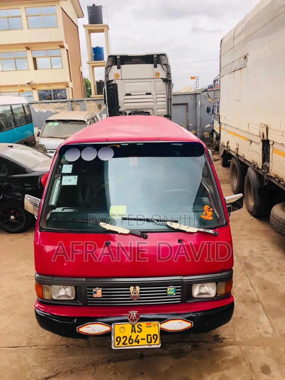 Nissan Caravan (Urvan) 1989 Red