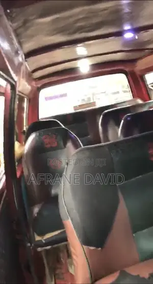 Nissan Caravan (Urvan) 1989 Red