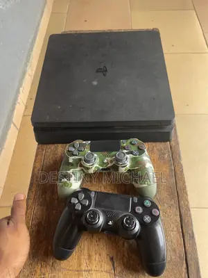 Ps4 Slim 4 Games Installed and 2 Pads