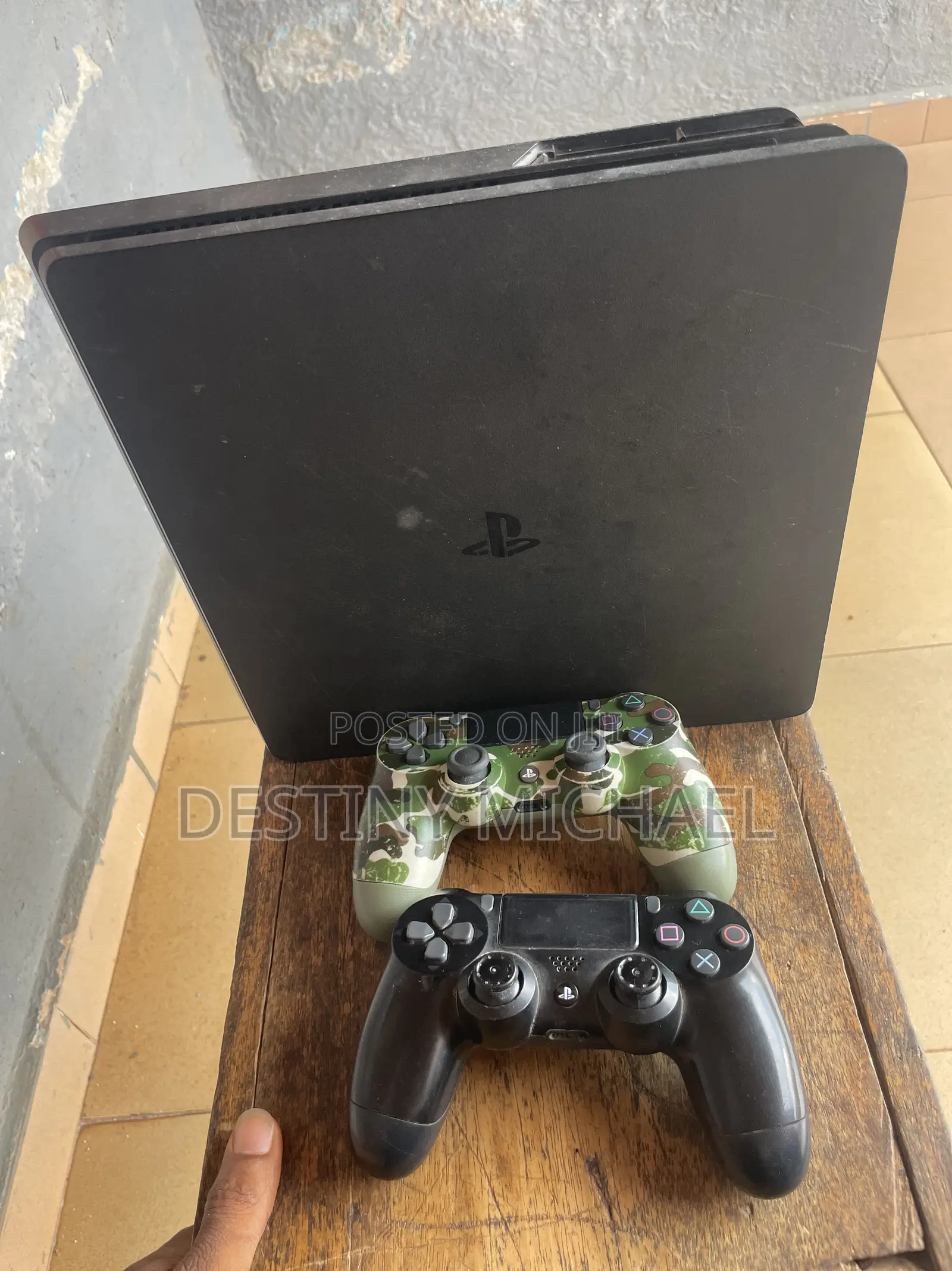 Ps4 Slim 4 Games Installed and 2 Pads