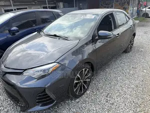 Toyota Corolla XLE (1.8L 4cyl 2A) 2018 Gray