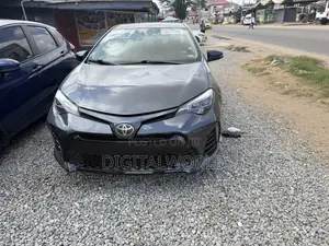 Toyota Corolla XLE (1.8L 4cyl 2A) 2018 Gray