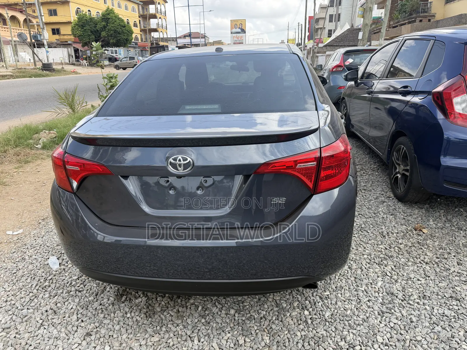 Toyota Corolla XLE (1.8L 4cyl 2A) 2018 Gray