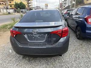 Toyota Corolla XLE (1.8L 4cyl 2A) 2018 Gray