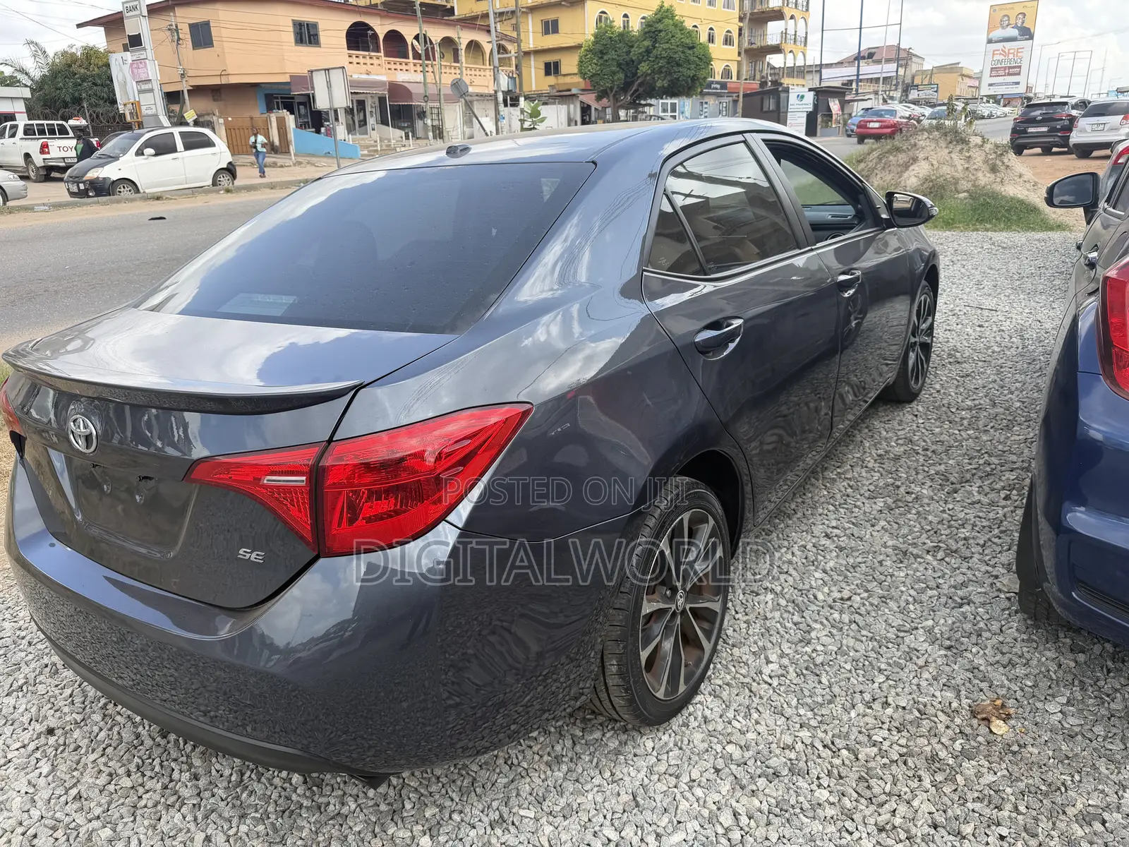 Toyota Corolla XLE (1.8L 4cyl 2A) 2018 Gray