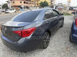Toyota Corolla XLE (1.8L 4cyl 2A) 2018 Gray