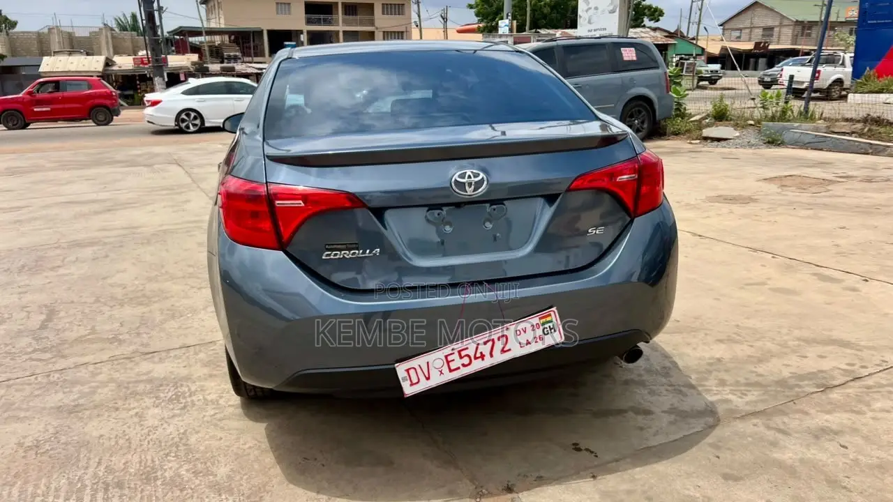 Toyota Corolla SE (1.8L 4cyl 2A) 2018 Silver