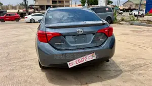 Toyota Corolla SE (1.8L 4cyl 2A) 2018 Silver