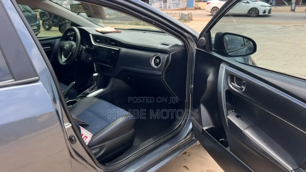 Toyota Corolla SE (1.8L 4cyl 2A) 2018 Silver