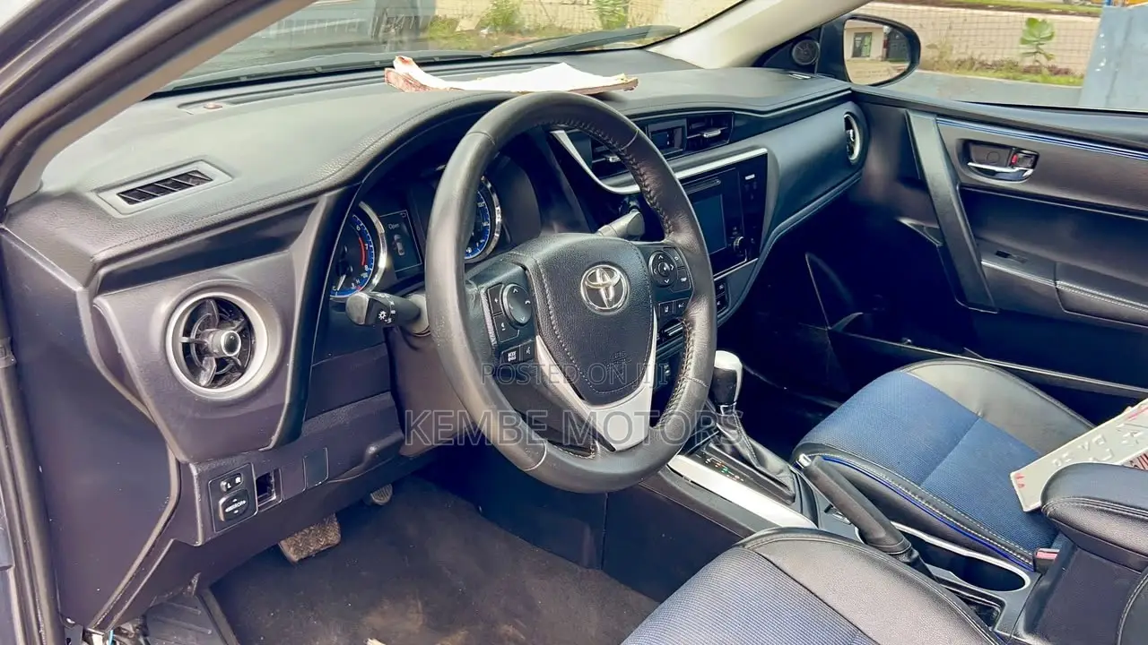Toyota Corolla SE (1.8L 4cyl 2A) 2018 Silver