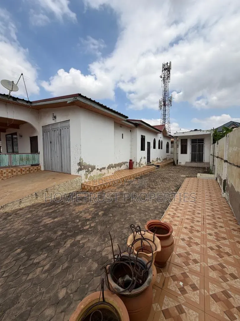 4bdrm House in Spintex Baatsona for sale