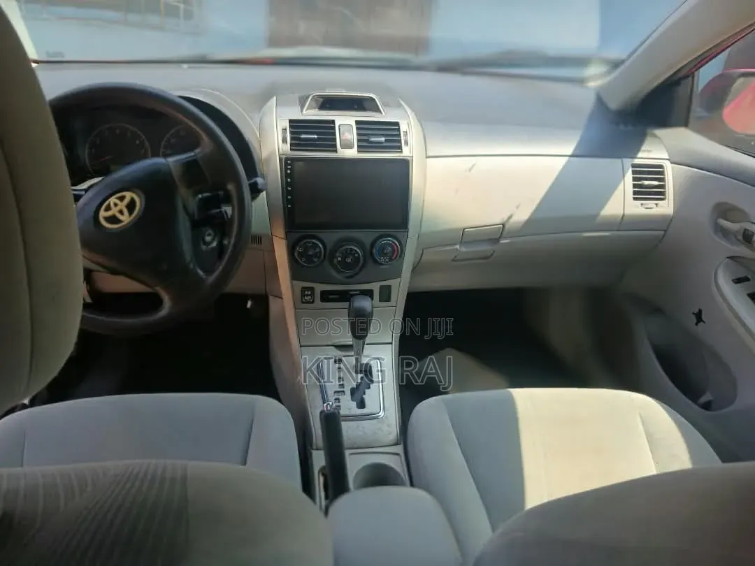 Toyota Corolla LE 4dr Sedan (1.8L 4cyl 4A) 2013 Silver