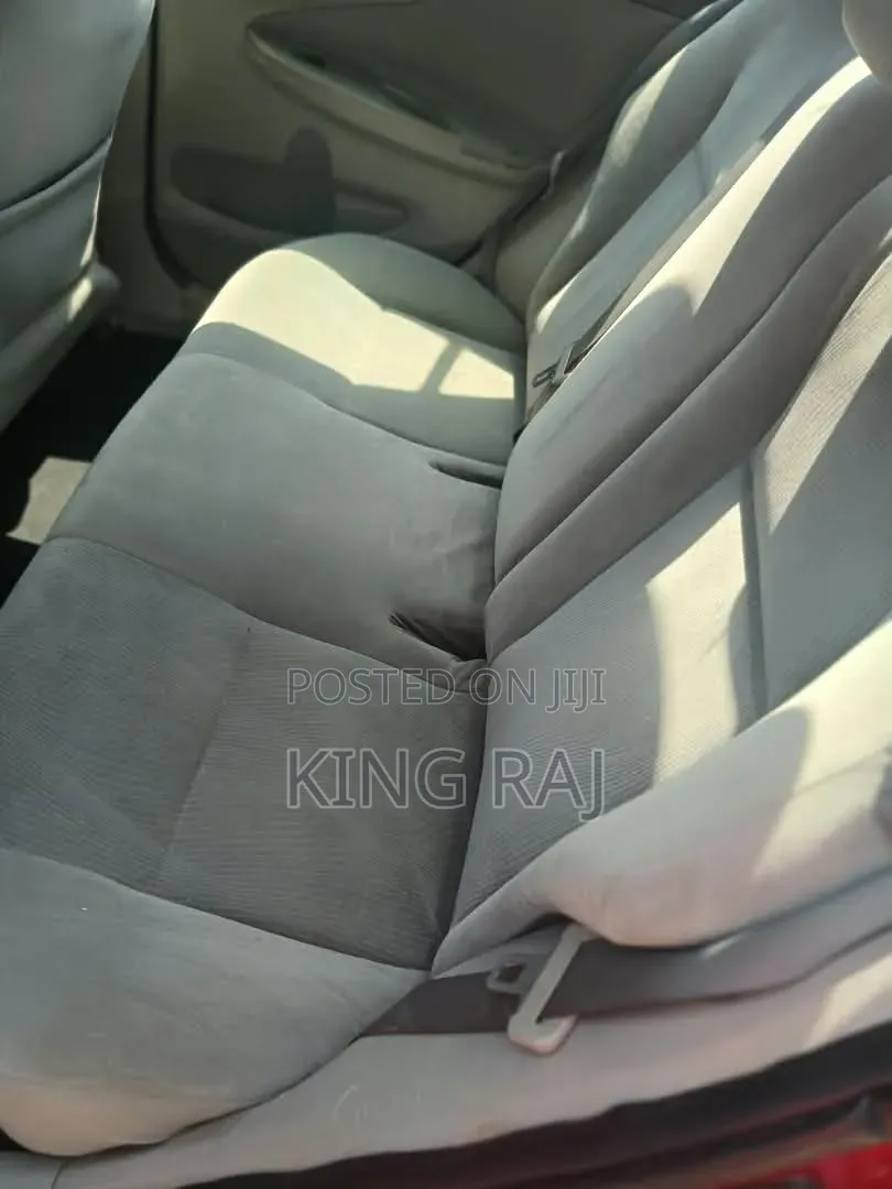 Toyota Corolla LE 4dr Sedan (1.8L 4cyl 4A) 2013 Silver